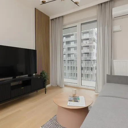 Wola Spacious Flat With Air Conditioning & Balcony By Renters דירה