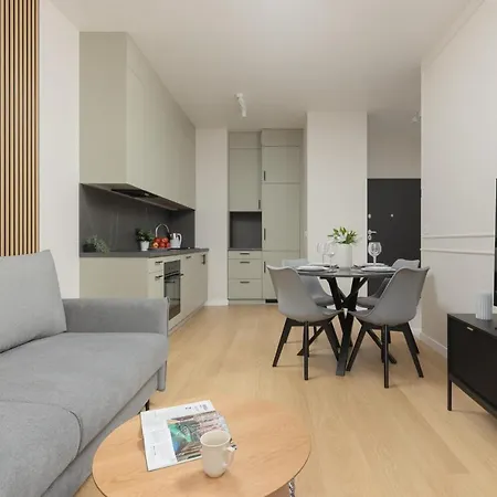 Wola Spacious Flat With Air Conditioning & Balcony By Renters * ורשה