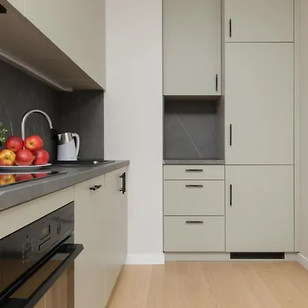 דירה Wola Spacious Flat With Air Conditioning & Balcony By Renters ורשה