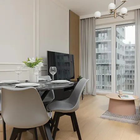 דירה Wola Spacious Flat With Air Conditioning & Balcony By Renters ורשה