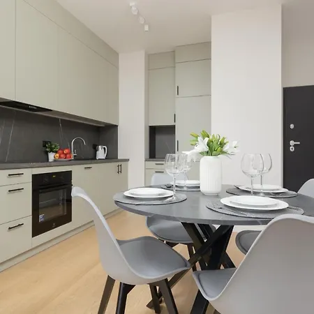 Wola Spacious Flat With Air Conditioning & Balcony By Renters דירה *