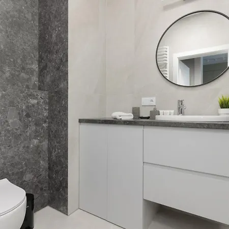 Wola Spacious Flat With Air Conditioning & Balcony By Renters דירה